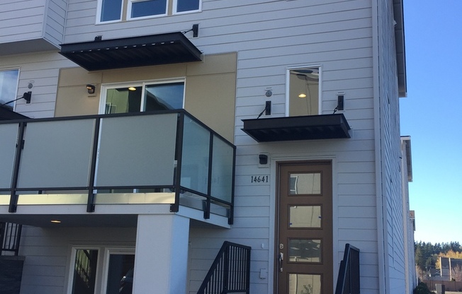 Newer Townhouse in Lake Forest Park!