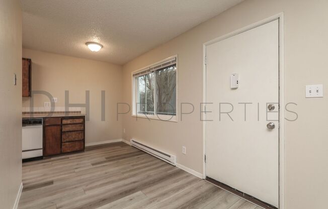 2 beds, 1 bath, $1,150, Unit 1122 3