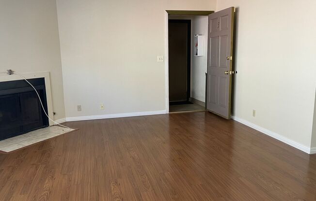 2 beds, 1 bath, 900 sqft, $2,300