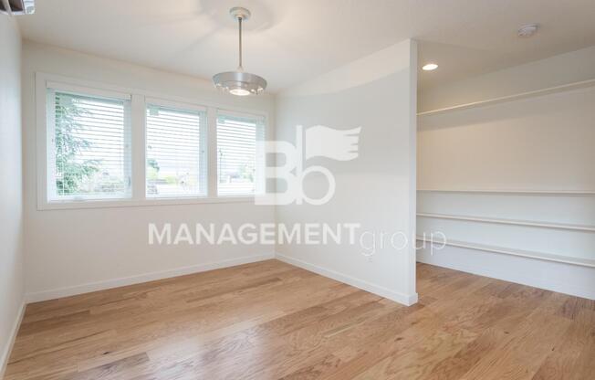 Light & Bright Newer Duplex Close-in NE Portland!