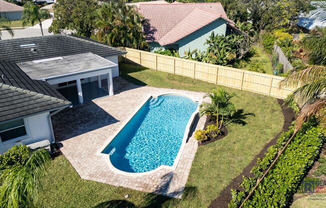 Beautifully renovated Tequesta POOL home 3/2/2