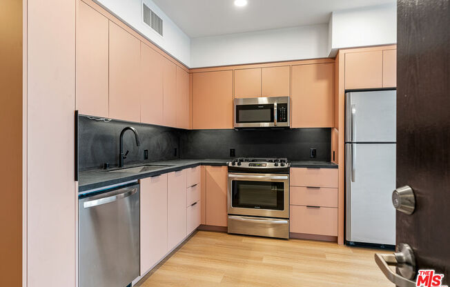 Studio, 1 bath, 734 sqft, $3,495, Unit 427