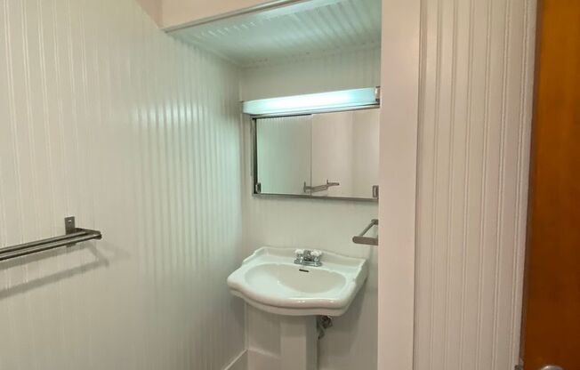 Studio, 1 bath, 450 sqft, $910, Unit 7
