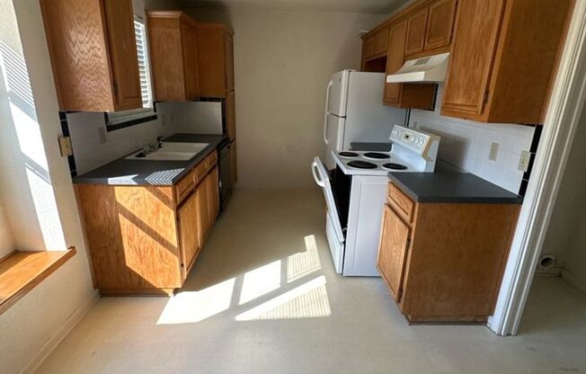 3 beds, 2 baths, $1,295