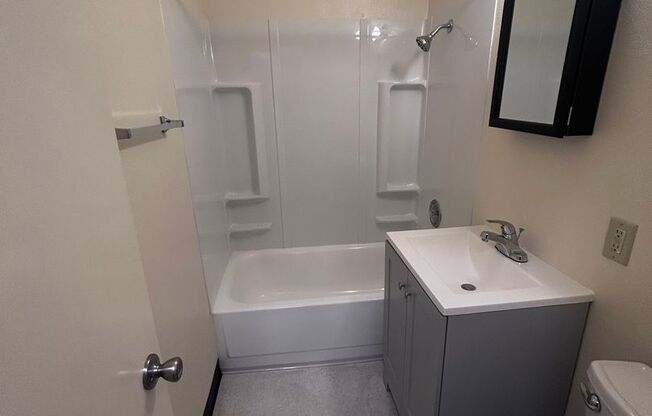 1 bed, 1 bath, $1,100, Unit 26