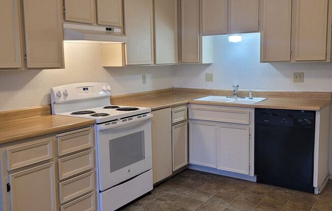 2 Bedroom 2 Bath Apartment - 3841 Pan Am #4