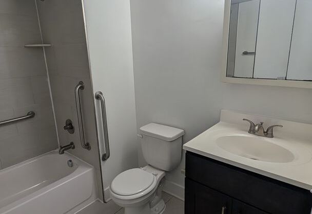 2 beds, 1 bath, 1,011 sqft, $1,900, Unit 204