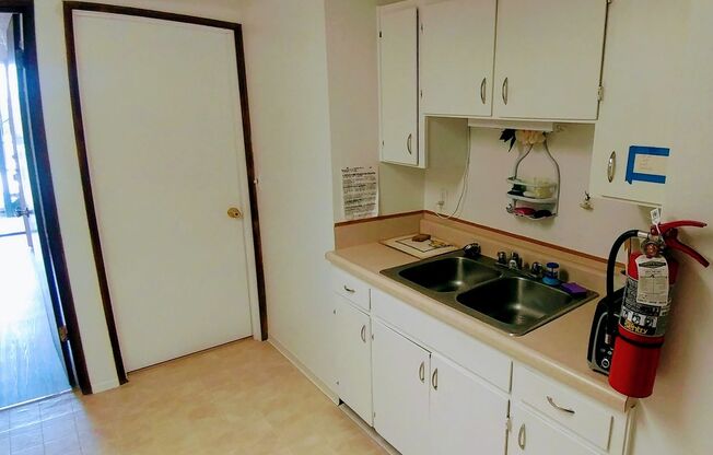 Studio, 1 bath, 300 sqft, $695, Unit 24