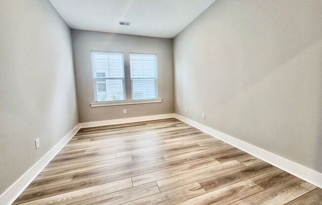 Like new in Midtown - 3 bedrooms plus additional flex spaces - Nexton