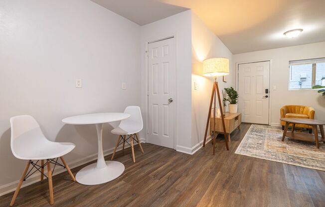 2 beds, 1 bath, 725 sqft, $1,199, Unit C5