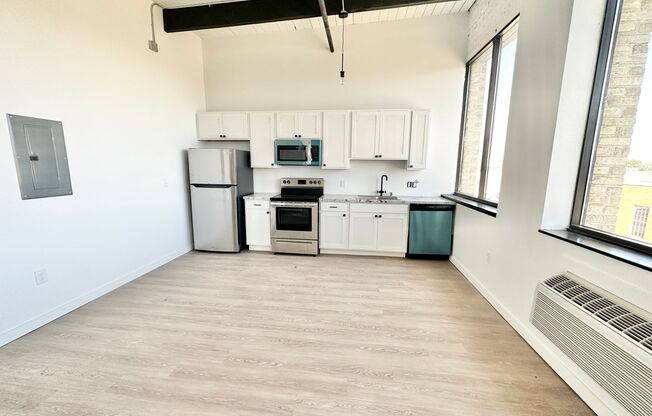 Studio, 1 bath, 327 sqft, $995, Unit 207