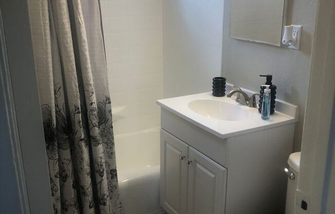 2 beds, 1 bath, 860 sqft, $1,975, Unit 10182D