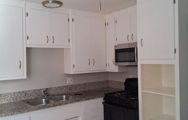 2 beds, 1 bath, 900 sqft, $2,395, Unit 21F