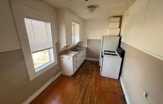 1 bed, 1 bath, $550, Unit Rear Upstairs