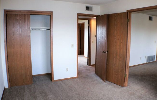 2 beds, 1 bath, $1,100