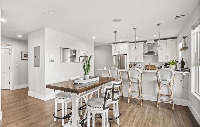 2 beds, 2 baths, 1,300 sqft, $4,650, Unit 14