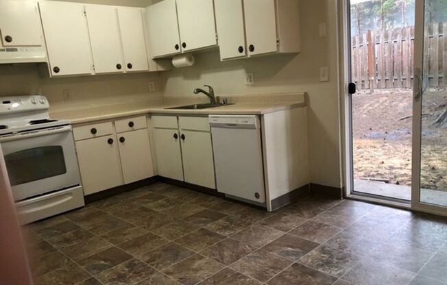 2 beds, 1 bath, 930 sqft, $1,300, Unit #7