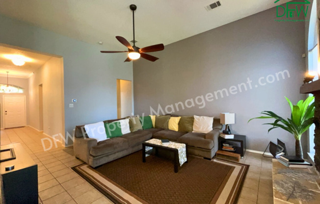 Spacious 3-Bed Home in Garland ISD – Island Kitchen, 2 Living Areas & Covered Patio