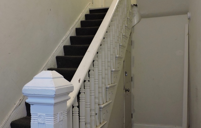 2337 W Clifton Apartments