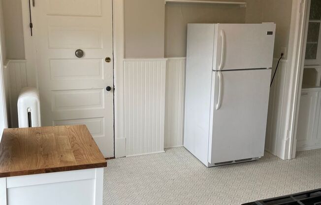 3 beds, 1 bath, 1,400 sqft, $1,995, Unit 61G