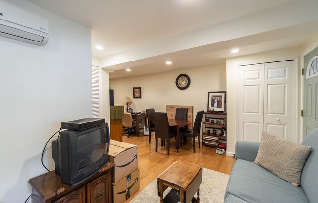 1112 4 ST NE