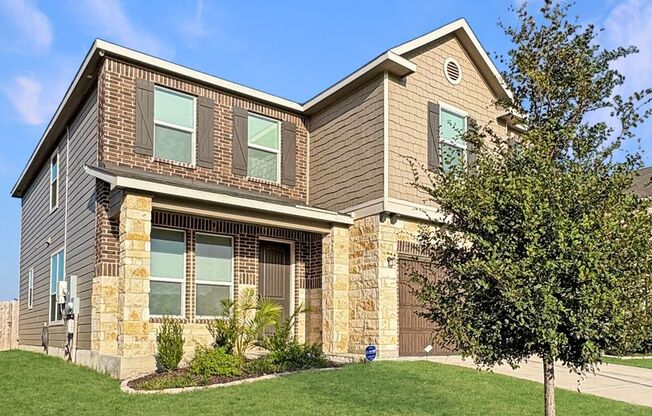 Contemporary Living in Seguin – Over 2,400 Sq Ft of Comfort
