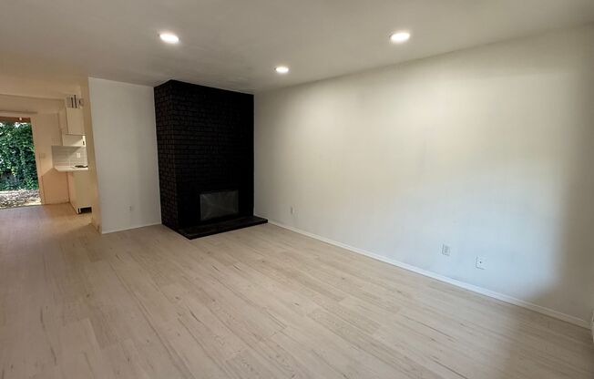 Great Duplex 2bd 2bath Big yard, Parking, Fireplace, Pets OK