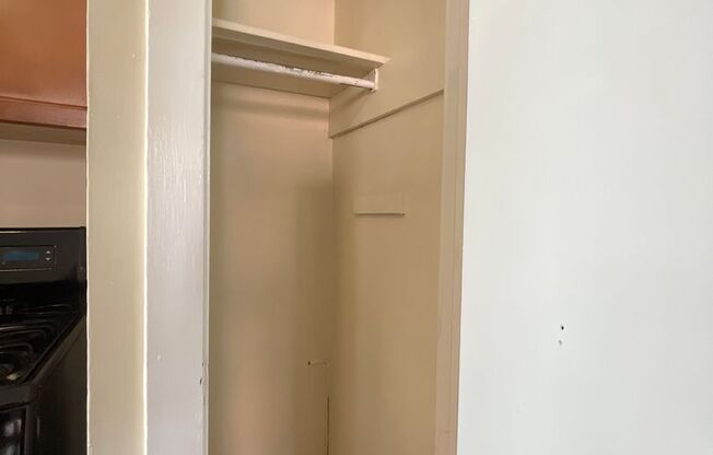 Studio, 1 bath, $995, Unit 6