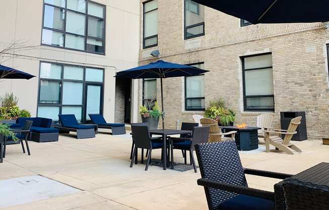 Tables and chairs in the outdoor courtyard at Rittenhouse Square's The Pepper Building apartment complex