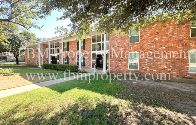 Colonial Manor Unit 203 - Charming 1 bedroom, 1 bathroom in Waxahachie, TX!