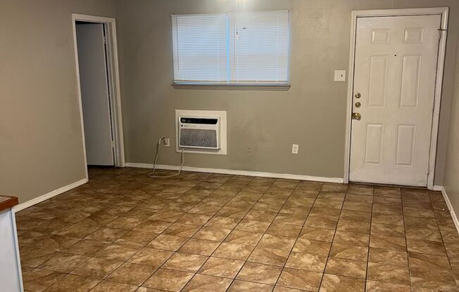 1 bed, 1 bath, $650, Unit 7 LRE#9