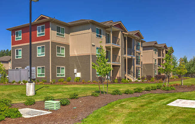 Exterior Building and Grass at SOUTH HILL BY VINTAGE, Puyallup, Washington