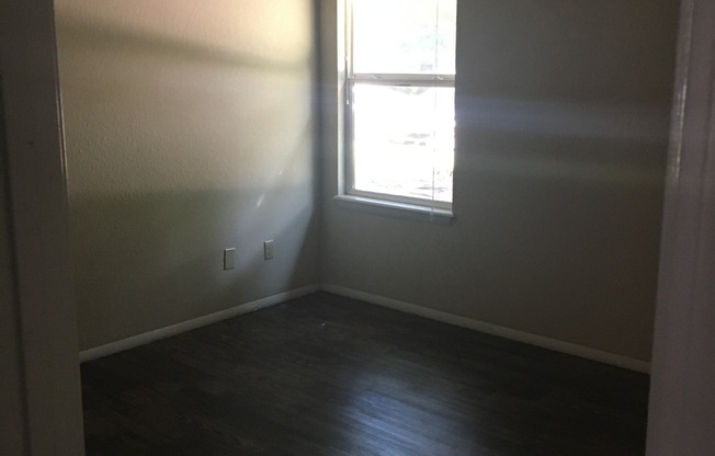 2 beds, 1 bath, 920 sqft, $1,050, Unit # 2