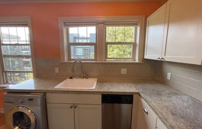 Queens Court Condo #310 - Top Floor Corner Unit - W/S/G included in rent!