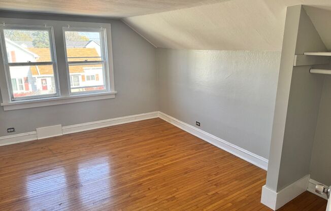 3 beds, 1 bath, $1,000, Unit Upper Unit