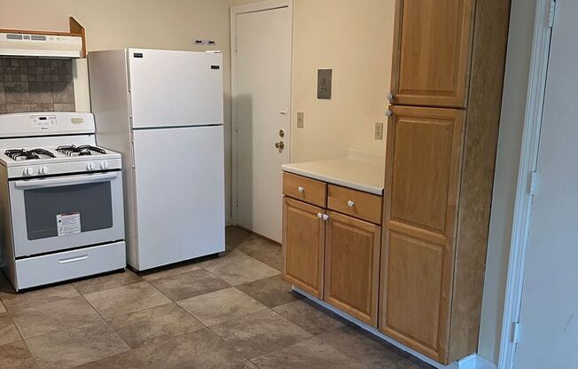 2 beds, 1 bath, $2,100, Unit 18