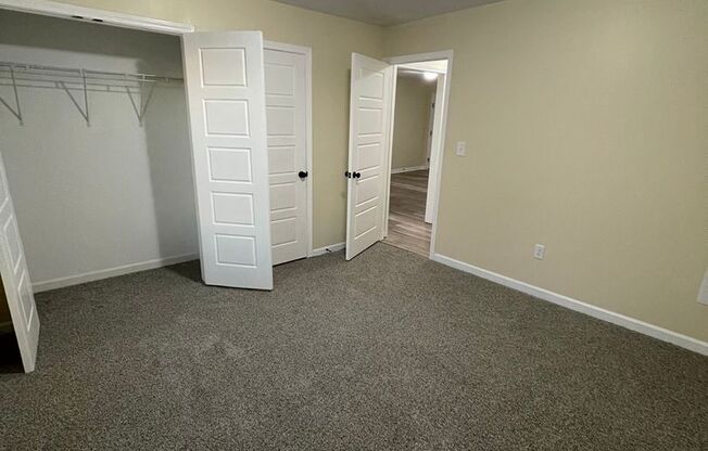 2 beds, 1 bath, $895, Unit 633 Colonette Drive