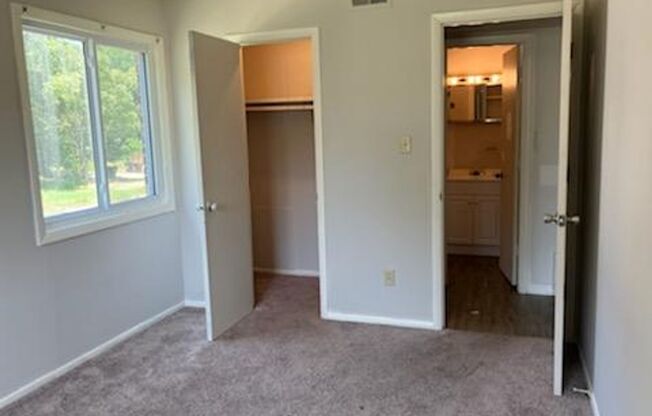 1 bed, 1 bath, $525, Unit Apt 5 - middle floor