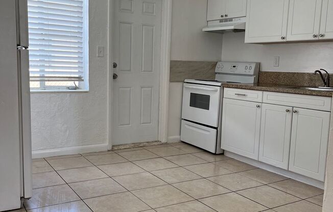 2 beds, 1 bath, 795 sqft, $1,725, Unit 9