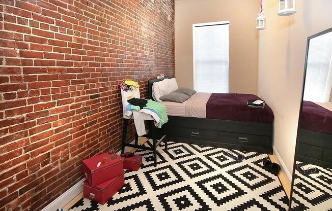 3 beds, 1 bath, 903 sqft, $5,300, Unit 403