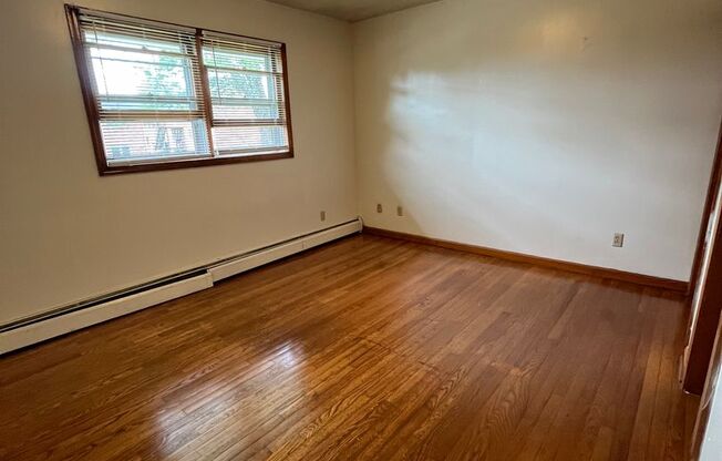 2 beds, 1 bath, 903 sqft, $1,210, Unit E-1