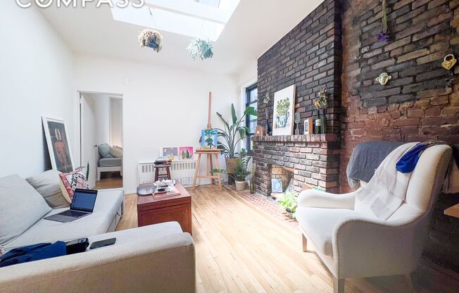 238 W 20 ST
