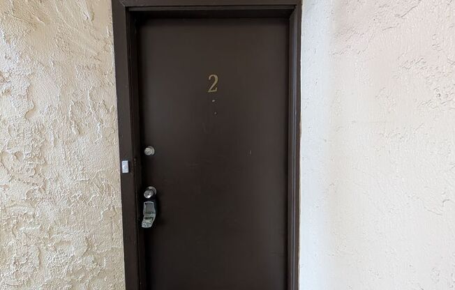 3 bed / 2 bah Condo. Hardwood floor, forced heat, lots of HOA amenities