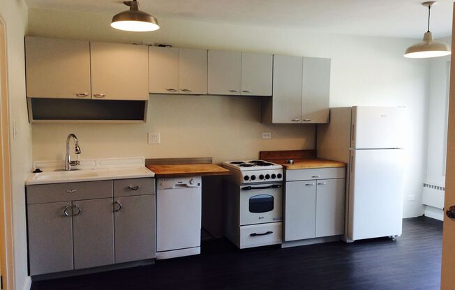 Bright, Sunlit Unit in the heart of Highlands