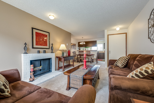2 beds, 1 bath, 895 sqft, $1,740, Unit E203