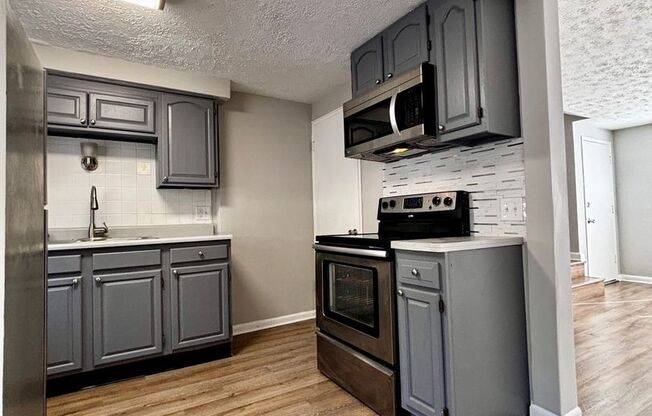 2 bedroom townhome with Attached Garage!