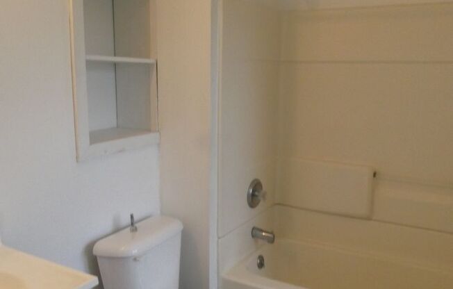 2 beds, 1 bath, $840, Unit Apt 101