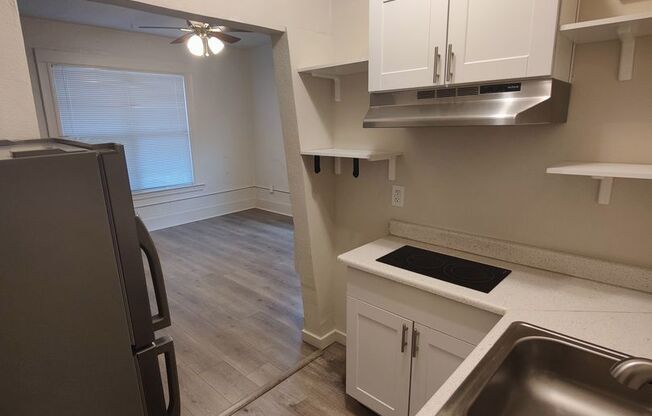 Studio, 1 bath, 306 sqft, $1,295, Unit 100