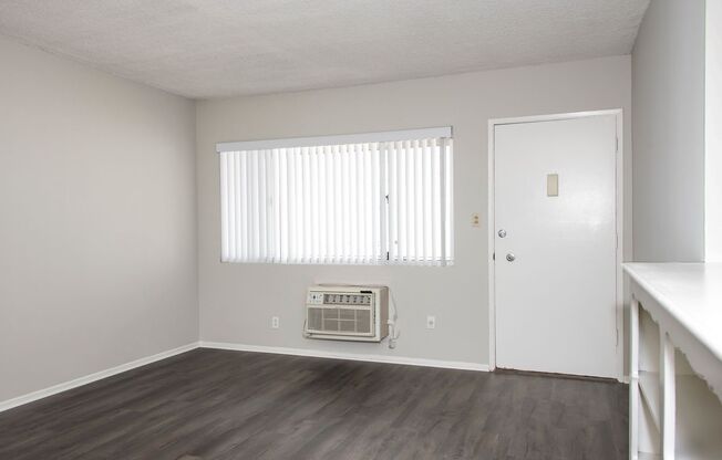 1 bed, 1 bath, 700 sqft, $2,050, Unit 9