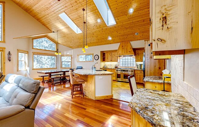 Gorgeous Custom Home in Beautiful Tahoe Paradise Area - South Lake Tahoe